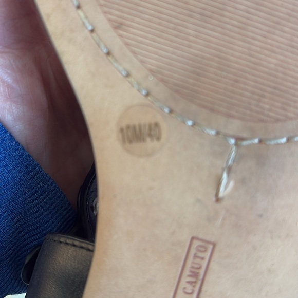 Vince Camuto black buckle sandals. 10 - Picture 7 of 7